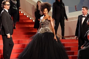 Ana de Armas | Το κομψό low ponytail της είναι η πιο εύκολη πρόταση για τις ζεστές μέρες του καλοκαιριού