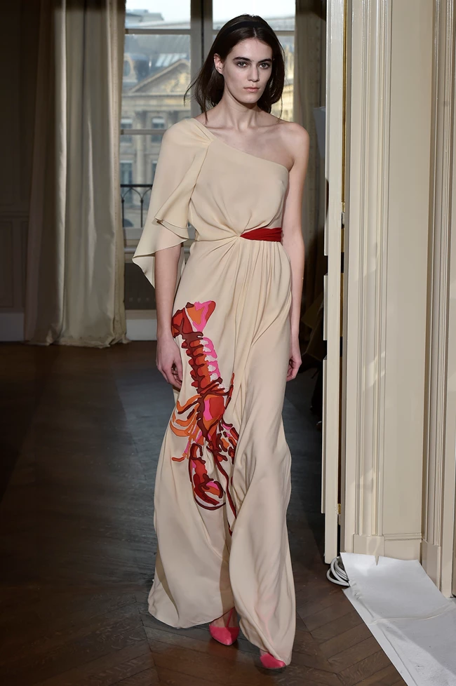 Η Elsa Schiaparelli θυμάται πώς σκέφτηκε το πρώτο της σχέδιο