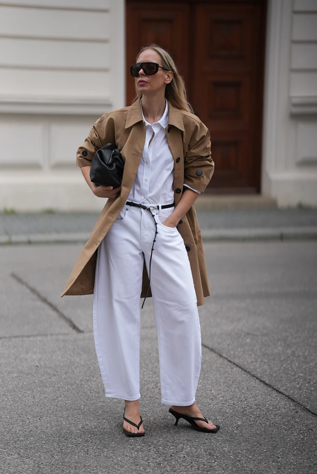 Καμπαρντίνα σε ουδέτερο τόνο συνδυασμένη με λευκό πουκάμισο και loose παντελόνι, κομψό minimal quiet luxury street style