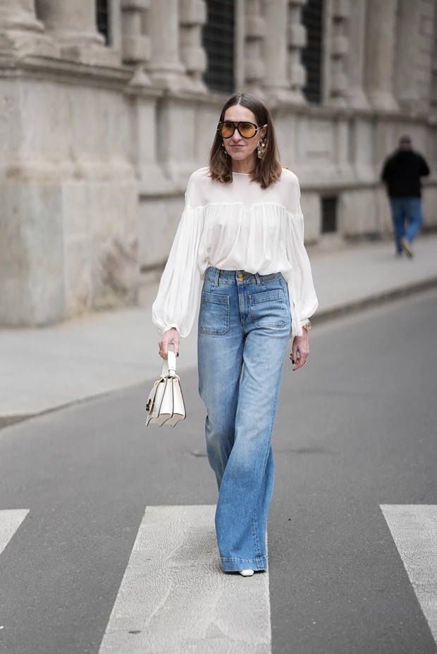 Ανοιξιάτικο look με wide-leg τζιν και λευκή μπλούζα για κομψό και χαλαρό καθημερινό στιλ