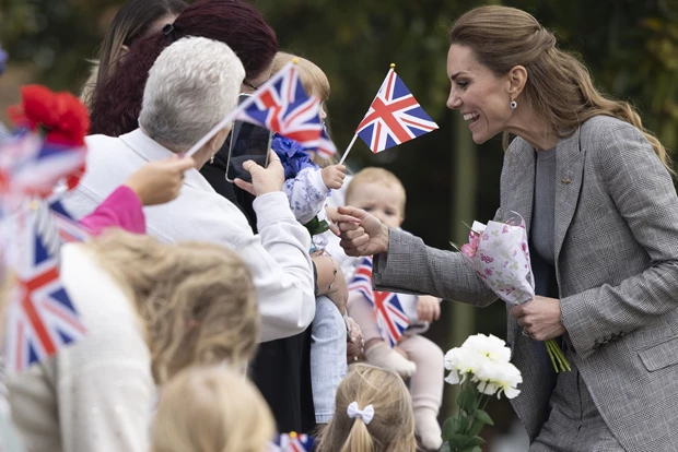 Η Kate Middleton εμφανίστηκε με ένα γκρι κοστούμι για τον νέο της βασιλικό ρόλο