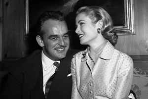 Οι σπάνιες φωτογραφίες από τον πολιτικό γάμο της Grace Kelly και του πρίγκιπα Rainier