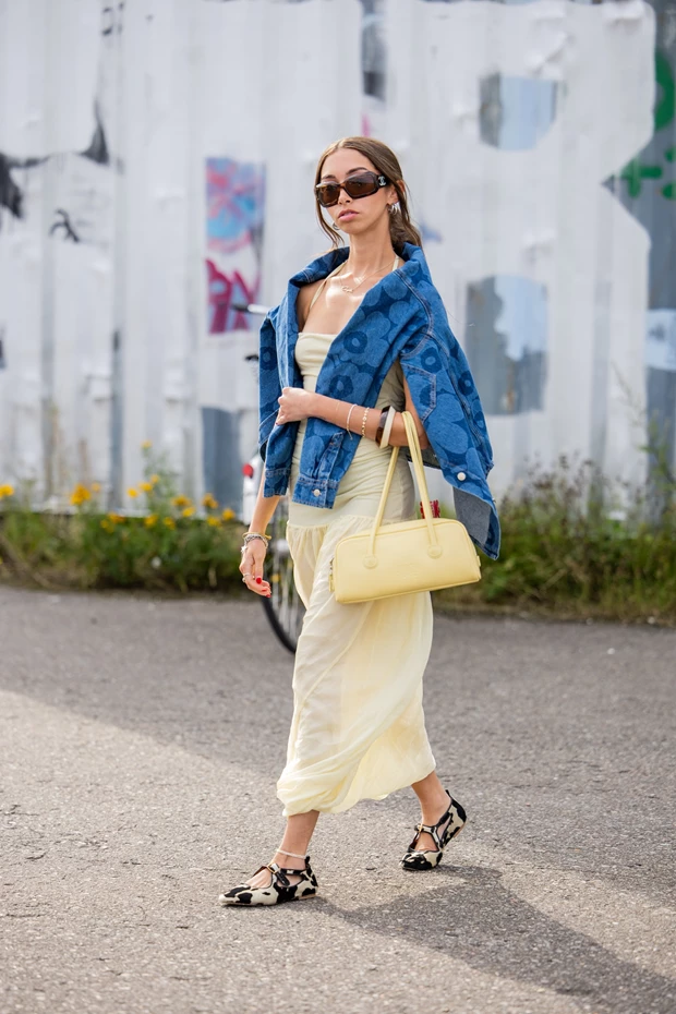 Ανοιξιάτικο look σε butter yellow φόρεμα με denim jacket και μπαλαρίνες για φωτεινό και κομψό στιλ