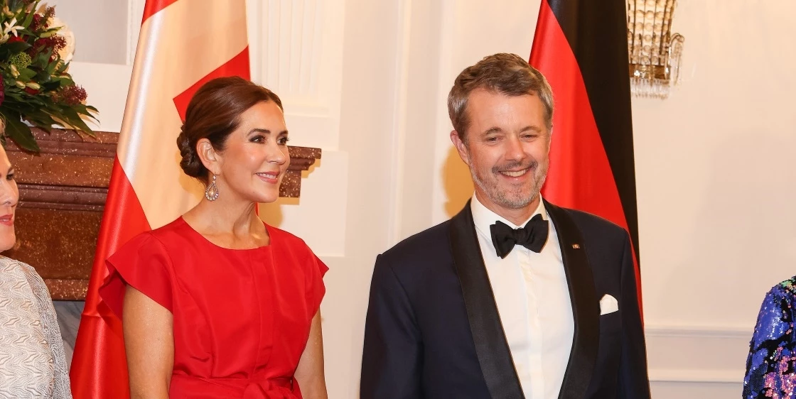 Βασίλισσα Mary της Δανίας | Το κρυφό μήνυμα για τον γάμο της πίσω από το κόσμημα που φόρεσε σε επίσημο πορτραίτο