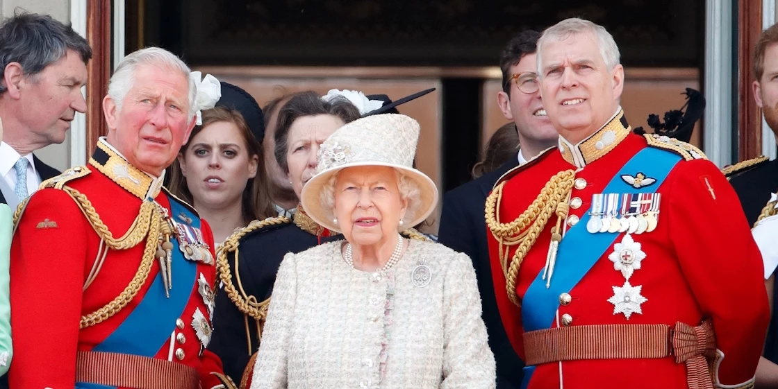 Ο βασιλιάς Κάρολος λαμβάνει άσχημα νέα για τον πρίγκιπα Andrew κατά τη διάρκεια των διακοπών του