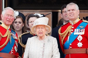 Οι παράξενες συνήθειες που είχε η βασίλισσα Ελισάβετ όταν ταξίδευε με αεροπλάνο