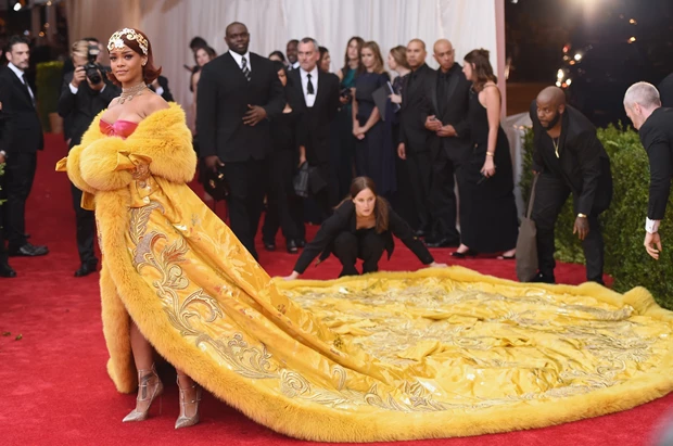 Από meme έγινε iconic | Ποιο φόρεμα έγραψε ιστορία στο Met Gala 2015 και παραμένει θρυλικό μέχρι σήμερα;