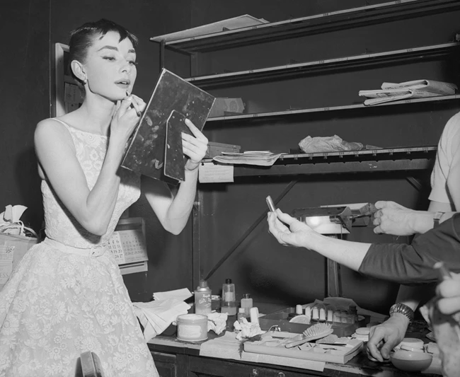 Audrey Hepburn | 7 αγαπημένα της προϊόντα ομορφιάς που μπορείτε να αγοράσετε ακόμα και σήμερα
