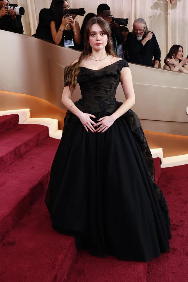 H Aimee Lou Wood με Vivienne Westwood.