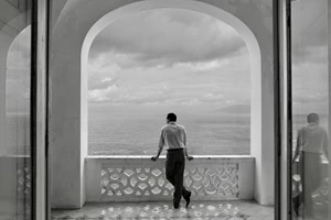 Scoop | Οι πρώτες επίσημες φωτογραφίες από την ταινία για τον πρίγκιπα Andrew