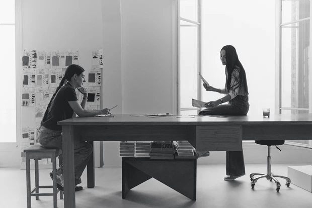 Η Chemena Kamali (δεξιά) με ένα μέλος της ομάδας της στα γραφεία του οίκου Chloé.