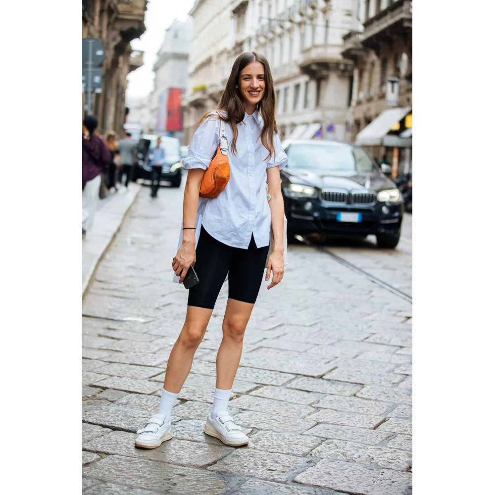 Με ριγέ πουκάμισο + λευκά sneakers