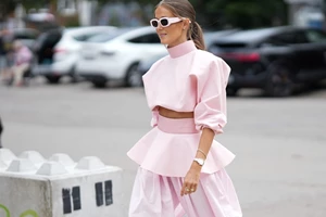 Smart Accessorizing | Πώς μπορείτε να αναβαθμίσετε τα μονοχρωματικά σύνολα με statement κοσμήματα
