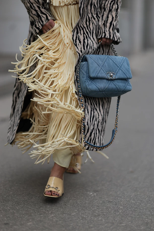 Butter yellow mules με χαμηλό τακούνι σε fashion εμφάνιση με κρόσσια και statement τσάντα καλοκαίρι 2026