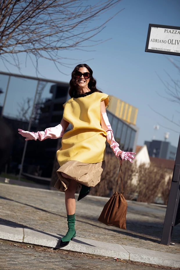 καφέ pouch τσάντα street style καλοκαίρι 2026