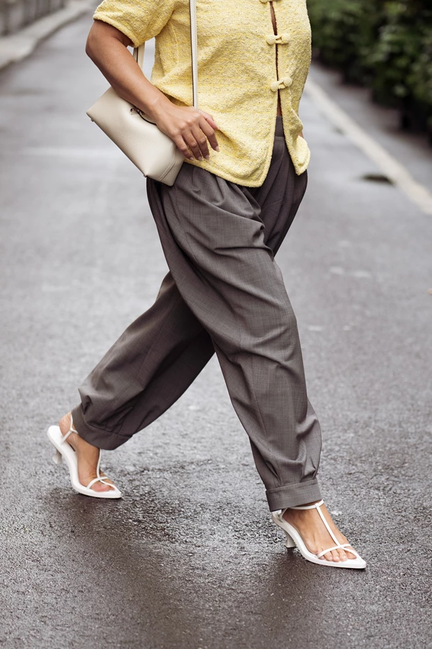 Λευκά πέδιλα με χαμηλό τακούνι σε street style εμφάνιση με wide leg παντελόνι για καλοκαίρι 2026