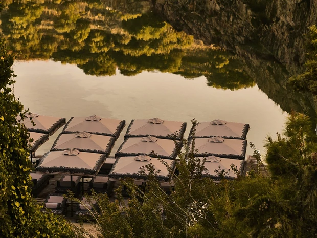 Η Zeus+Δione διαμορφώνει την εικόνα της Λίμνης Βουλιαγμένη