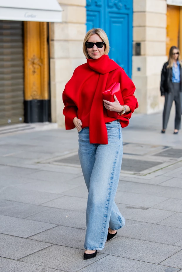 Street style άνοιξη 2026 με κόκκινο oversized top και wide leg τζιν για σύγχρονο καθημερινό look