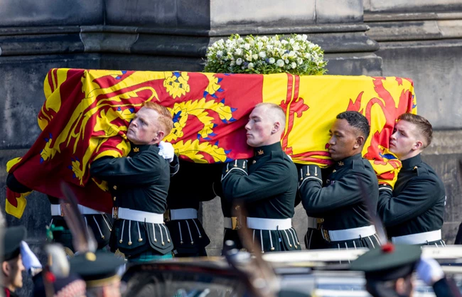 Βασίλισσα Ελισάβετ | Τα τέσσερα παιδιά της στην πομπή μεταφοράς του βασιλικού φέρετρου