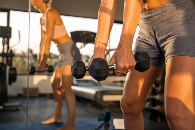 Aντίο yoga! Αυτή είναι η άσκηση που νικά το κοιλιακό λίπος μετά τα 50