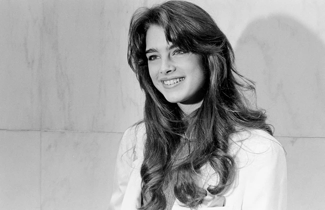 Η Brooke Shields αποκαλύπτει το μυστικό πίσω από τα iconic φρύδια της