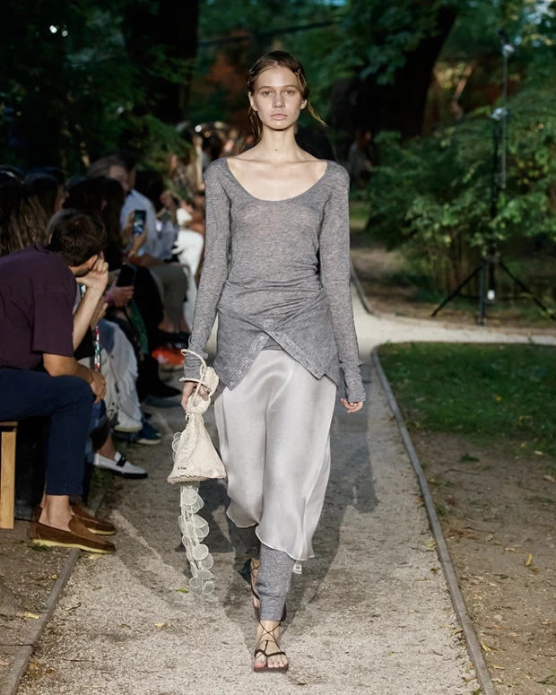 Διακριτικά αλλά και κομψά | Συμβουλές για τέλειο styling σε ουδέτερα χρώματα από τη Moscow Fashion Week