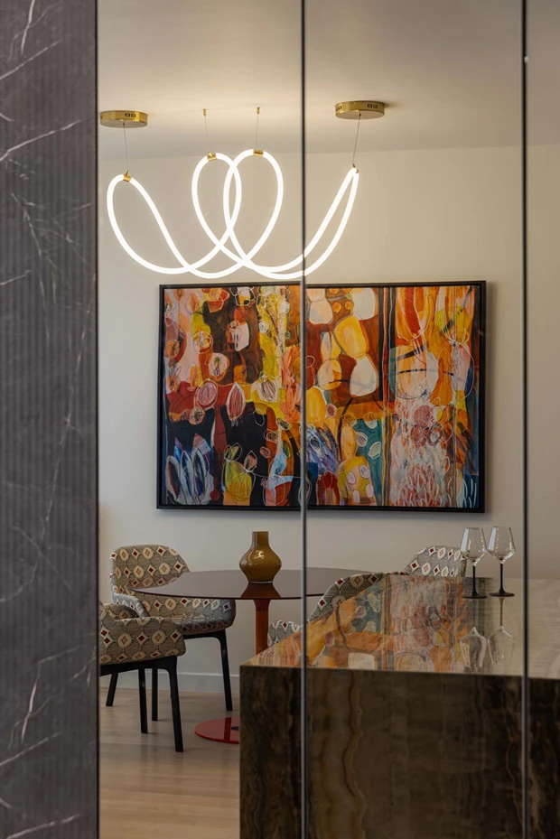 Η ηρεμία του βάθους: ένα διαμέρισμα όπου η σκιά συναντά το φως