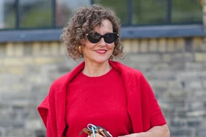 Το ανεπιτήδευτα κομψό κούρεμα που κολακεύει κάθε γυναίκα άνω των 50