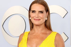 Η Brooke Shields έγινε 60 ετών και το γιόρτασε σε εξωτικό προορισμό φορώντας το μαγιό της