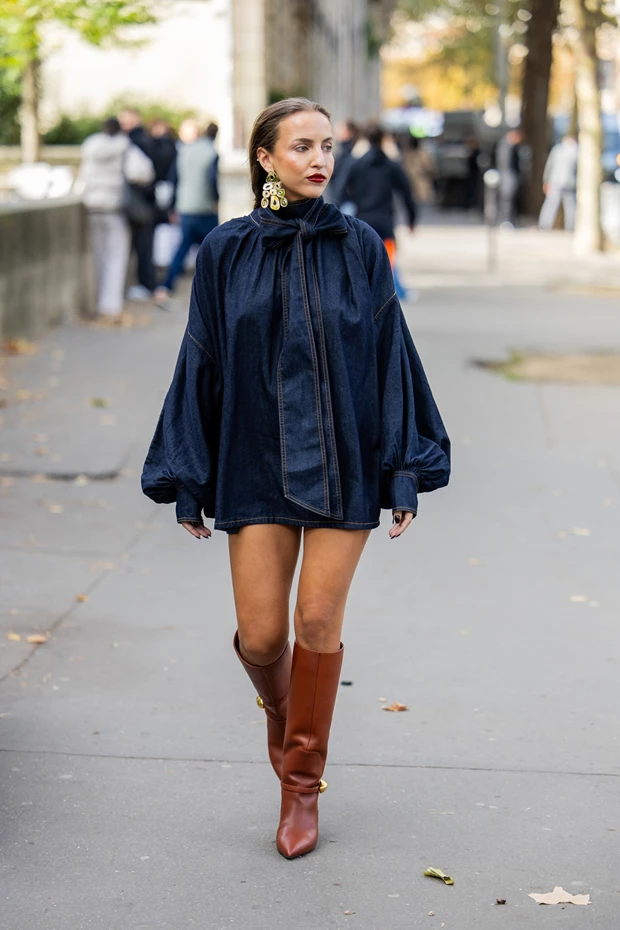 Καφέ μπότες με denim φόρεμα για το φθινόπωρο