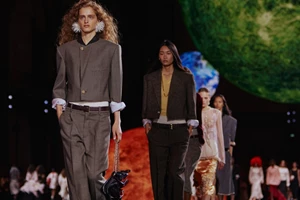 Chanel SS2026 | Ανεπαίσθητο μακιγιάζ και φυσικά μαλλιά πλαισίωσαν αρμονικά την φαντασμαγορική πρώτη συλλογή του Matthieu Blazy