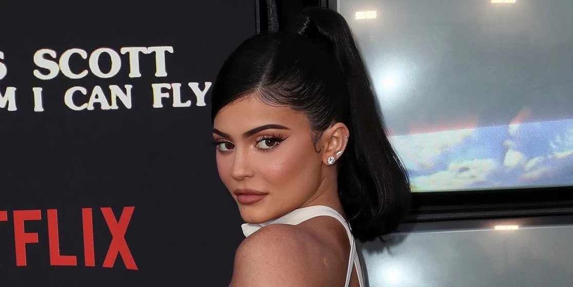 H Kylie Jenner βρίσκεται στο βουνό και ποζάρει με τα πανάκριβα ski outfits της