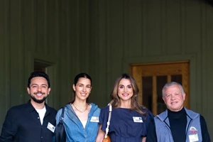 Βασίλισσα Ράνια | Με total black εμφάνιση και συνοδευόμενη από τα δύο μικρότερα παιδιά της