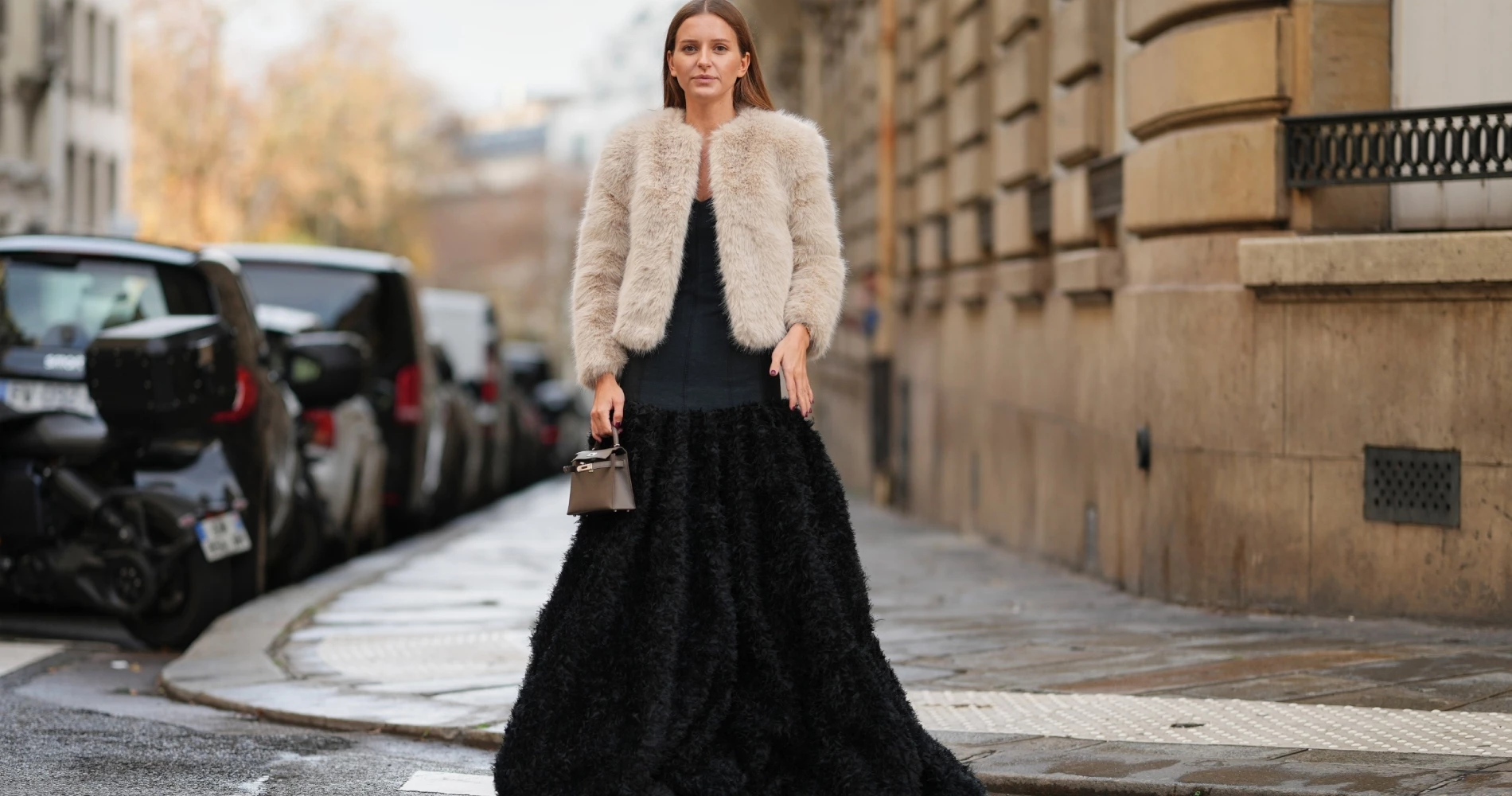 Το μινιμαλιστικό μαύρο φόρεμα που κολακεύει τη σιλουέτα και θα ορίσει τα φετινά Χριστούγεννα