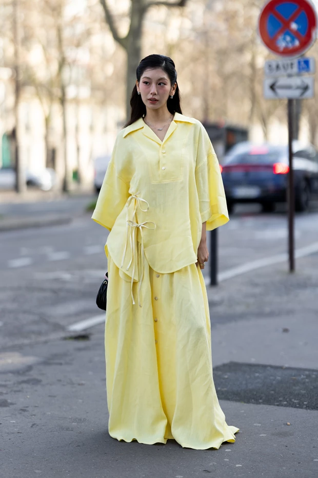 Ανοιξιάτικο look με κίτρινο σετ από oversized πουκάμισο και μάξι φούστα