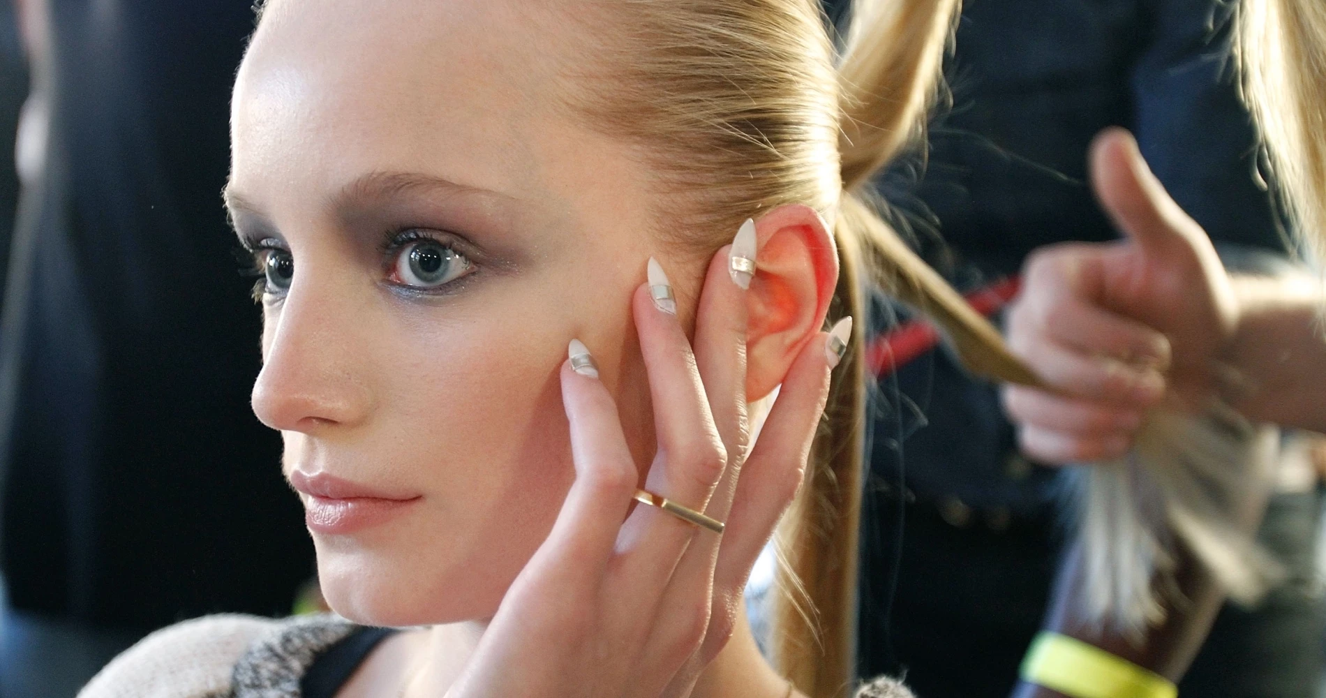 Οι πιο κομψές ιδέες μανικιούρ με glitter για να λάμψετε στις γιορτές