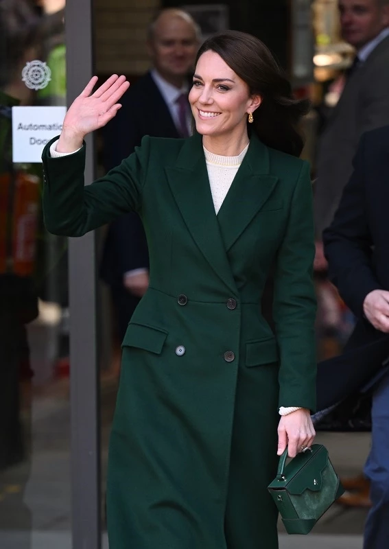 Η Kate Middleton υιοθέτησε μία από τις πιο κολακευτικές τάσεις στα χρώματα μαλλιών για φέτος
