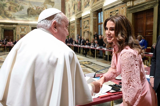 Η πρώτη επίσημη εμφάνιση της βασίλισσας Rania μετά τα ευχάριστα νέα για την οικογένειά της