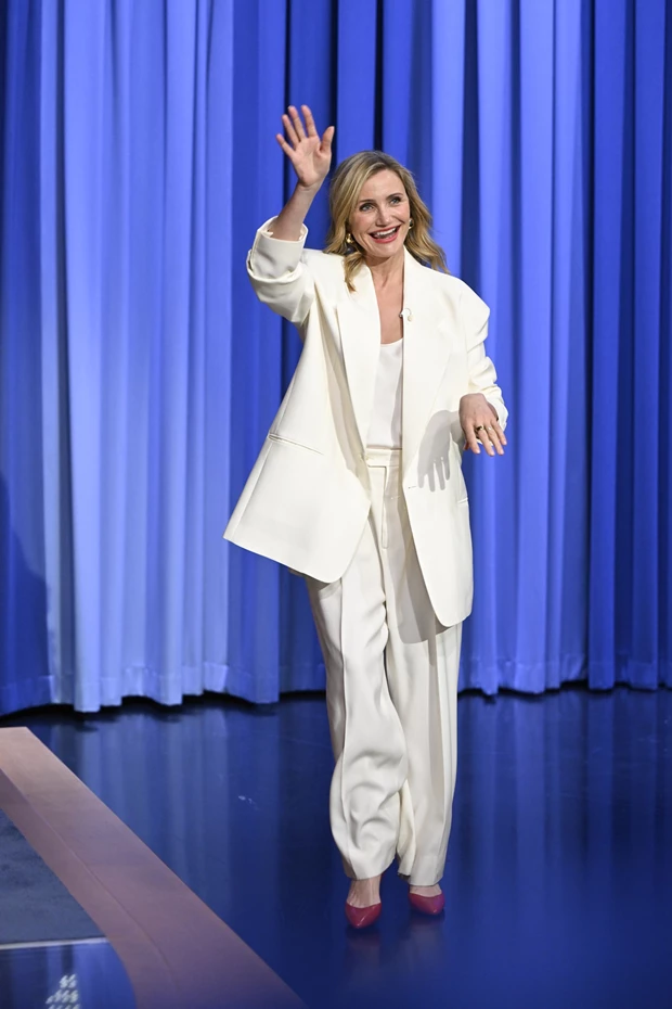 Εμφανίζεται σπάνια, αλλά είναι πάντα κομψή | Η Cameron Diaz με μίνιμαλ κοστούμι σε λευκό