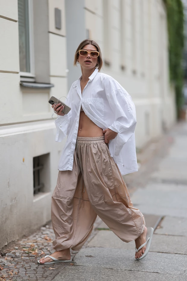 STREET STYLE LOOK: Μεταβατικο στιλ με πουκάμισο και balloon παντελόνι
