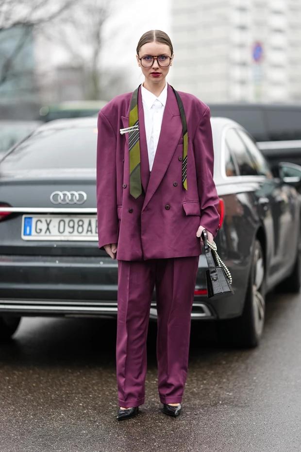 Εμφάνιση κοστούμι σε μπορντό