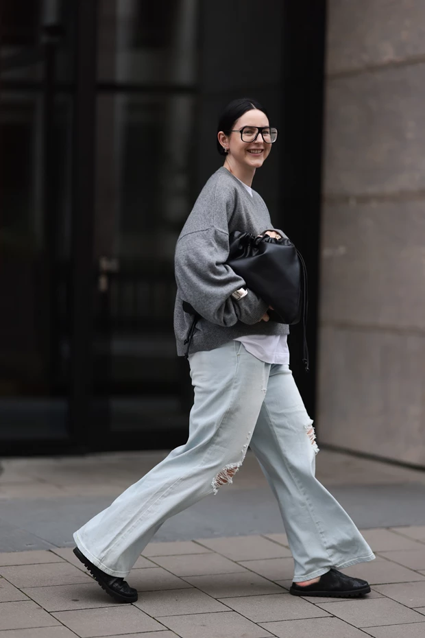 Street style με ανοιχτόχρωμο τζιν, μαύρα loafers και oversized πουλόβερ