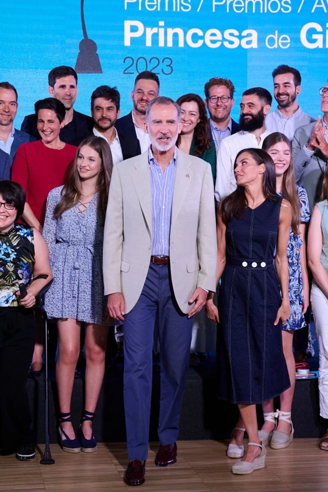 Βασιλιάς Phelipe & βασίλισσα Letizia με τις κόρες τους.