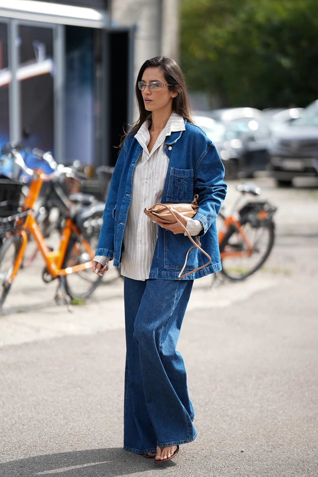 Total denim look με oversized τζιν τζάκετ και φαρδύ τζιν παντελόνι σε κλασική μπλε απόχρωση.