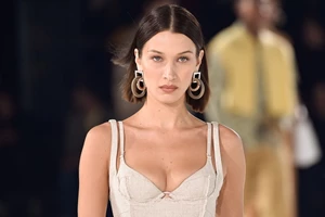 Η Irina Shayk φόρεσε το it παλτό της χρονιάς
