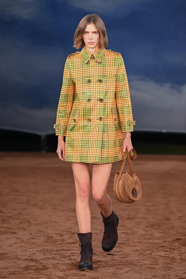 Music, Fun & Waterproofing | H νέα συλλογή του Burberry είναι μια έκφραση μοντέρνας βρετανικότητας