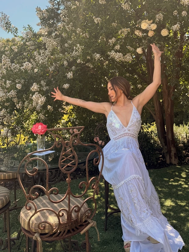 Το λευκό φόρεμα της Jennifer Lopez είναι η πιο κομψή ιδέα για το καλοκαίρι