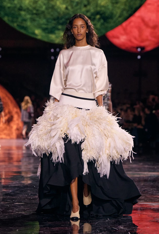 Total look Chanel από τη συλλογή Άνοιξη Καλοκαίρι 2026, με εντυπωσιακή φούστα με φτερά. 