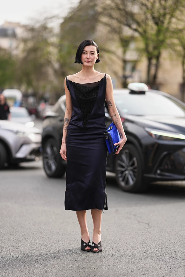 Γυναίκα με μαύρο φόρεμα & κομψά mules