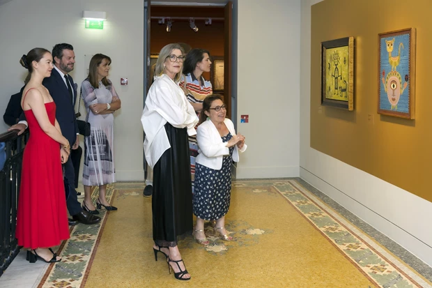 Η Καρολίνα του Μονακό με slip φούστα και λευκό πουκάμισο σε έκθεση τέχνης